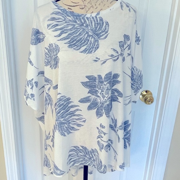 Simple by Suzanne Betro |White & Blue Leaves Pleated-Back Hi-Low Tunic - Women - Picture 6 of 11